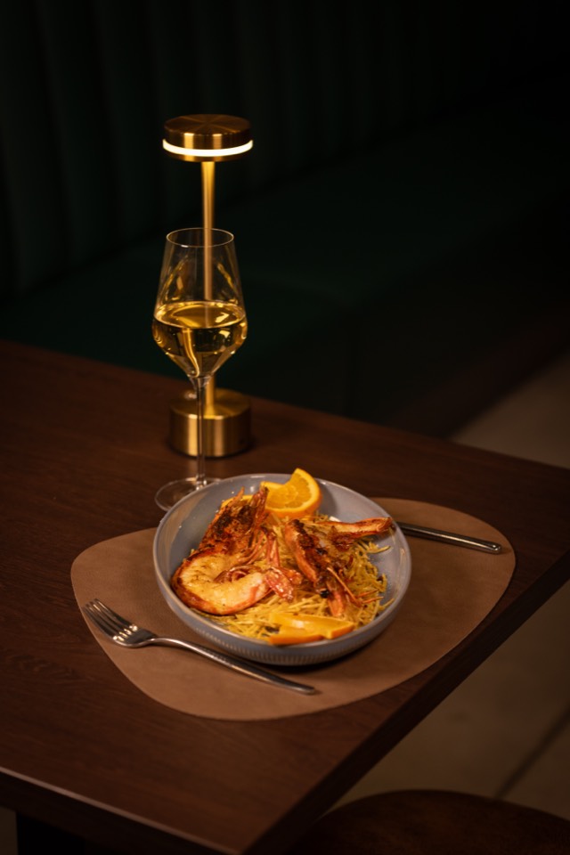 Mesa preparada com marisco e cerveja
